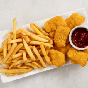 Frytki z nuggetsami